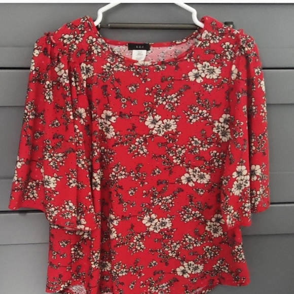 Red stretch eyelet knit floral top with beautiful flowy sleeves! - Picture 4 of 5